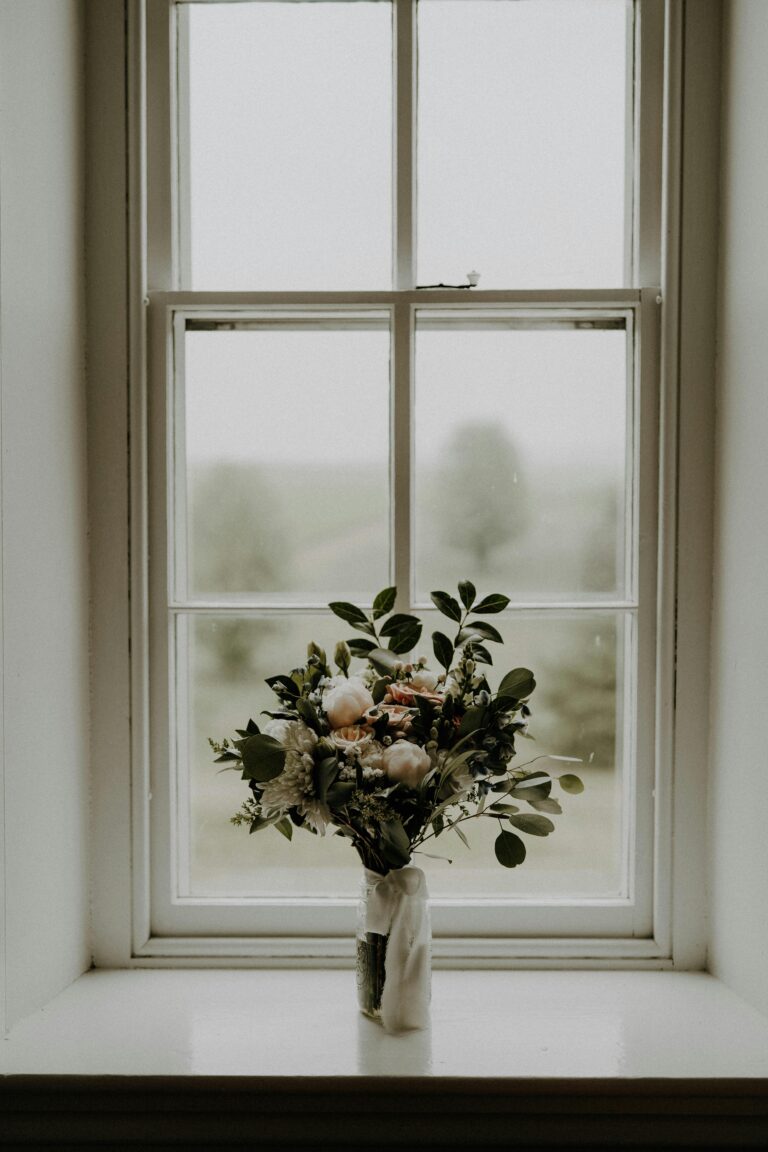 Ideias inteligentes para aproveitar janelas pequenas com charme