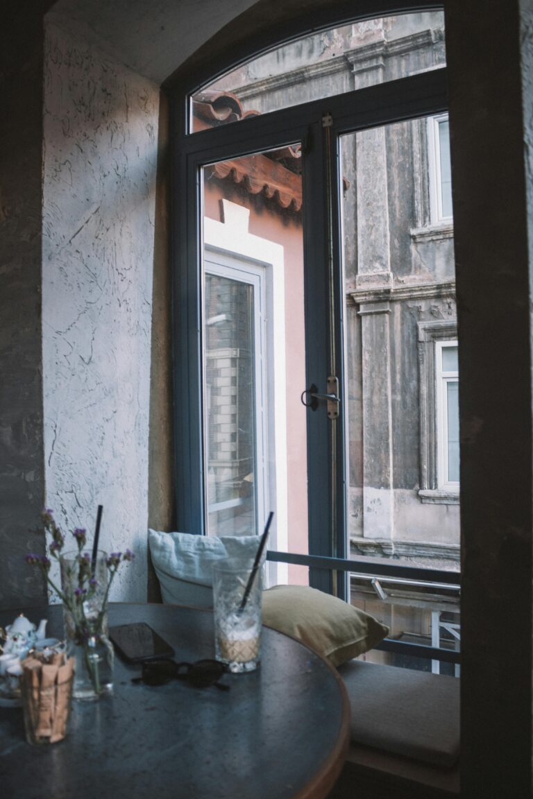 Portas e janelas com aparência antiga usando soluções acessíveis