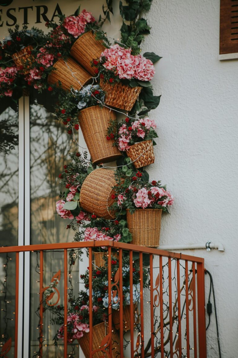 Como transformar uma varanda pequena em refúgio cottagecore